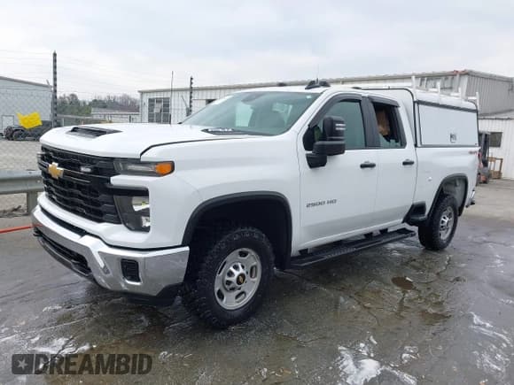 ✅ 2024 Chevrolet Silverado 2500HD Work Truck • VIN: 1GC2YLE72RF198079 • Lot: 41586127. Wystawiony na IAAI z przebiegiem 9 934 mil. Bezpłatny archiwum sprzedaży aukcyjnych z USA i szczegółowy raport historii pojazdu na DreamBid. Zdjęcie 2.