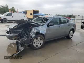 2010 Dodge Avenger SXT z VIN 1B3CC4FDXAN180499, wystawiony jako Copart lot #67481855 z przebiegiem Nie podano mil oraz Szkoda całkowita • Salvage title. Historia ofert i sprzedaży dostępna na DreamBid. Obrazek 1.