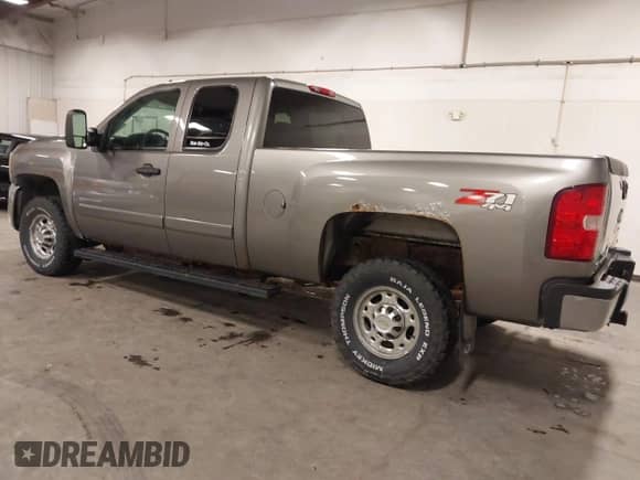 2007 Chevrolet Silverado 2500HD LTZ z VIN 1GCHK29617E595261, wystawiony jako IAAI lot #42846735 z przebiegiem 257 925 mil mil oraz . Historia ofert i sprzedaży dostępna na DreamBid. Obrazek 3.
