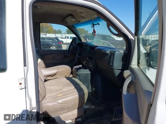 ✅ 2010 Chevrolet Express Cargo • VIN: 1GCUGADX3A1131204 • Lot: 40709065. Listed on IAAI with 312,430 mi. Free auction sales archive from the USA and detailed vehicle history report at DreamBid. Image 5.