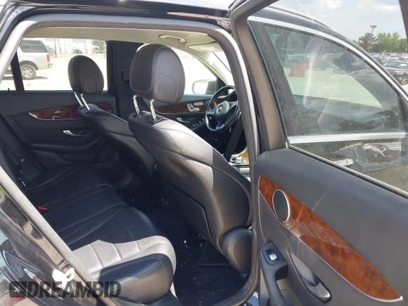 ✅ 2016 Mercedes-Benz GLC 300 • VIN: WDC0G4KB5GF073612 • Lot: 42653308. Wystawiony na IAAI z przebiegiem 137 394 mil. Bezpłatny archiwum sprzedaży aukcyjnych z USA i szczegółowy raport historii pojazdu na DreamBid. Zdjęcie 8.