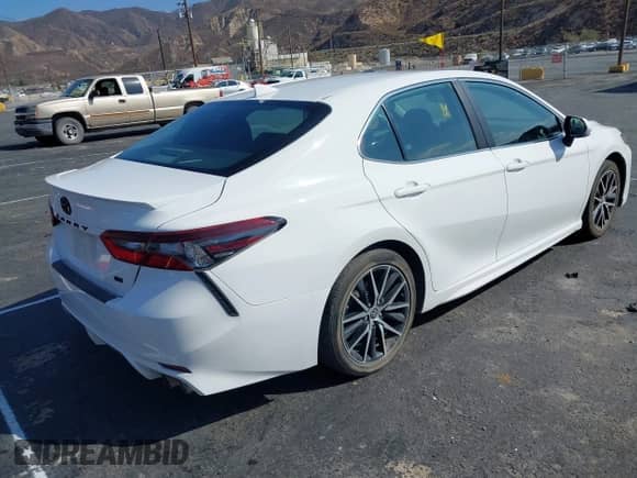 2022 Toyota Camry SE z VIN 4T1G11AK9NU047993, wystawiony jako IAAI lot #43315367 z przebiegiem 70 901 mil mil oraz . Historia ofert i sprzedaży dostępna na DreamBid. Obrazek 4.