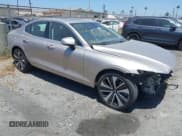 ✅ 2023 Volvo S60 • VIN: 7JRH60FA9PG234609 • Lot: 42207761. Wystawiony na IAAI z przebiegiem 14 845 mil. Bezpłatny archiwum sprzedaży aukcyjnych z USA i szczegółowy raport historii pojazdu na DreamBid. Zdjęcie 1.