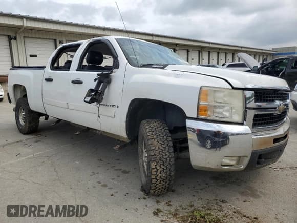 ✅ 2008 Chevrolet Silverado 2500HD 1LT • VIN: 1GCHC23638F200546 • Lot: 56834735. Wystawiony na Copart z przebiegiem 302 425 mil. Bezpłatny archiwum sprzedaży aukcyjnych z USA i szczegółowy raport historii pojazdu na DreamBid. Zdjęcie 4.