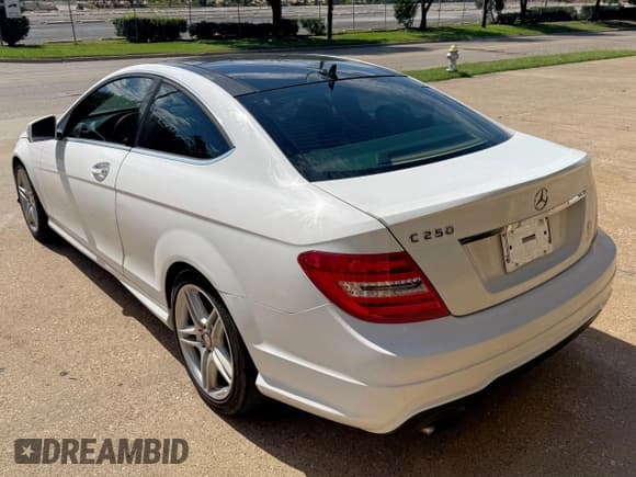 ✅ 2013 Mercedes-Benz C 250 • VIN: WDDGJ4HB2DG089470 • Lot: 66896365. Wystawiony na Copart z przebiegiem 113 446 mil. Bezpłatny archiwum sprzedaży aukcyjnych z USA i szczegółowy raport historii pojazdu na DreamBid. Zdjęcie 3.