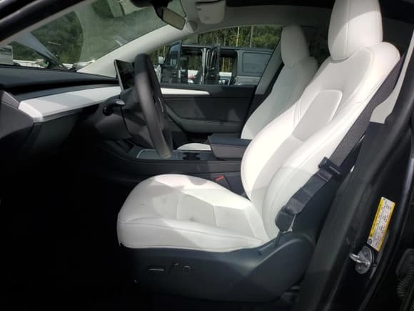 ✅ 2024 Tesla Model Y • VIN: 7SAYGDED6RF108979 • Lot: 84653485. Wystawiony na Copart z przebiegiem 9 361 mil. Bezpłatny archiwum sprzedaży aukcyjnych z USA i szczegółowy raport historii pojazdu na DreamBid. Zdjęcie 7.