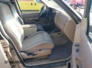 ✅ 1997 Ford Explorer Eddie Bauer • VIN: 1FMDU32X8VZC30353 • Lot: 42259734. Wystawiony na IAAI z przebiegiem 249 106 mil. Bezpłatny archiwum sprzedaży aukcyjnych z USA i szczegółowy raport historii pojazdu na DreamBid. Zdjęcie 5.