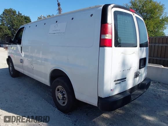 ✅ 2014 Chevrolet Express Cargo • VIN: 1GCWGFCGXE1134971 • Lot: 43158546. Wystawiony na IAAI z przebiegiem 105 034 mil. Bezpłatny archiwum sprzedaży aukcyjnych z USA i szczegółowy raport historii pojazdu na DreamBid. Zdjęcie 3.