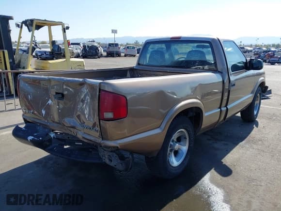 ✅ 2003 Chevrolet S-10 LS • VIN: 1GCCS14H338107286 • Лот: 41467985. Опубликован ранее на IAAI с пробегом 198 421 миль. Бесплатный доступ к архиву аукционных продаж из США и подробный отчёт об истории автомобиля на DreamBid. Изображение 4.