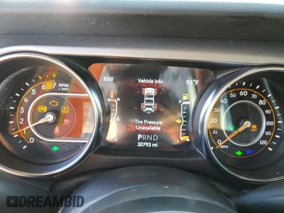 ✅ 2021 Jeep Wrangler Unlimited Sport Altitude • VIN: 1C4HJXDN2MW720806 • Lot: 89556735. Wystawiony na Copart z przebiegiem 30 793 mil. Bezpłatny archiwum sprzedaży aukcyjnych z USA i szczegółowy raport historii pojazdu na DreamBid. Zdjęcie 9.