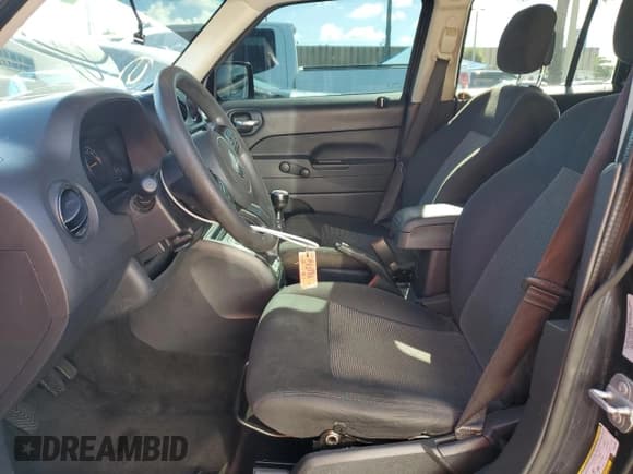 ✅ 2016 Jeep Patriot Sport • VIN: 1C4NJPBAXGD547054 • Lot: 80336275. Wystawiony na Copart z przebiegiem 180 101 mil. Bezpłatny archiwum sprzedaży aukcyjnych z USA i szczegółowy raport historii pojazdu na DreamBid. Zdjęcie 7.