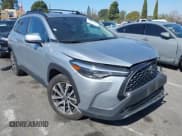 ✅ 2022 Toyota Corolla Cross XLE • VIN: 7MUDAABG9NV033863 • Лот: 41647419. Опубликован ранее на IAAI с пробегом 34 266 миль. Бесплатный доступ к архиву аукционных продаж из США и подробный отчёт об истории автомобиля на DreamBid. Изображение 1.
