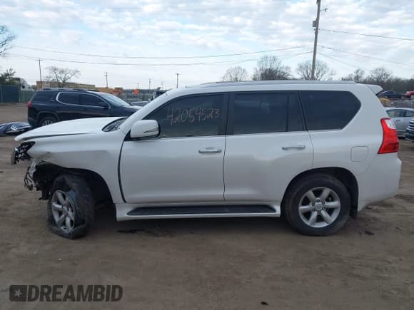 ✅ 2011 Lexus GX 460 • VIN: JTJBM7FX1B5028239 • Лот: 42054523. Опубликован ранее на IAAI с пробегом 139 059 миль. Бесплатный доступ к архиву аукционных продаж из США и подробный отчёт об истории автомобиля на DreamBid. Изображение 15.