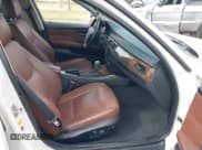 ✅ 2006 BMW 3 Series 325i • VIN: WBAVB17576NK32725 • Лот: 43757155. Опубликован ранее на IAAI с пробегом 110 973 миль. Бесплатный доступ к архиву аукционных продаж из США и подробный отчёт об истории автомобиля на DreamBid. Изображение 5.