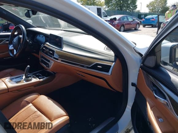 ✅ 2018 BMW 7 Series 750i xDrive • VIN: WBA7B0C52JG527303 • Lot: 43267694. Listed on IAAI with 76,111 mi. Free auction sales archive from the USA and detailed vehicle history report at DreamBid. Image 5.
