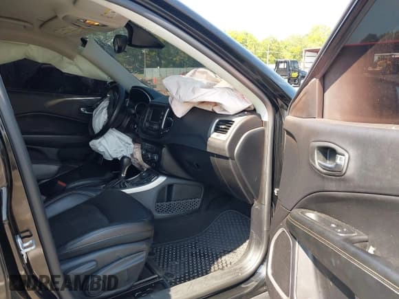 ✅ 2018 Jeep Compass Latitude • VIN: 3C4NJDBB2JT254466 • Lot: 43208519. Wystawiony na IAAI z przebiegiem 108 263 mil. Bezpłatny archiwum sprzedaży aukcyjnych z USA i szczegółowy raport historii pojazdu na DreamBid. Zdjęcie 5.