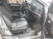 ✅ 2019 Toyota Highlander LE • VIN: 5TDBZRFH0KS992611 • Lot: 43812508. Wystawiony na IAAI z przebiegiem 67 640 mil. Bezpłatny archiwum sprzedaży aukcyjnych z USA i szczegółowy raport historii pojazdu na DreamBid. Zdjęcie 5.