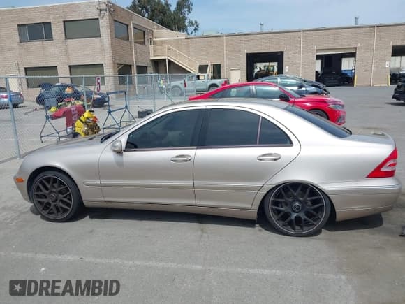 ✅ 2001 Mercedes-Benz C 230/260/280/320 • VIN: WDBRF61J61F108121 • Lot: 41985853. Wystawiony na IAAI z przebiegiem 175 305 mil. Bezpłatny archiwum sprzedaży aukcyjnych z USA i szczegółowy raport historii pojazdu na DreamBid. Zdjęcie 15.