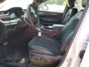 ✅ 2025 Jeep Grand Cherokee Altitude • VIN: 1C4RJHAG2S8657207 • Lot: 68435995. Wystawiony na Copart z przebiegiem 4 615 mil. Bezpłatny archiwum sprzedaży aukcyjnych z USA i szczegółowy raport historii pojazdu na DreamBid. Zdjęcie 7.