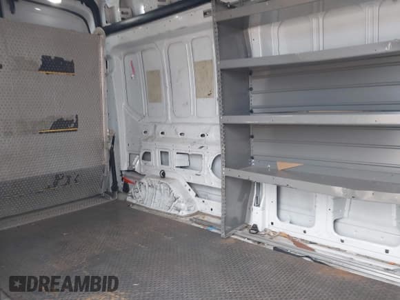 ✅ 2018 Ford Transit • VIN: 1FTYR2XM6JKA74123 • Lot: 41923975. Wystawiony na IAAI z przebiegiem 372 801 mil. Bezpłatny archiwum sprzedaży aukcyjnych z USA i szczegółowy raport historii pojazdu na DreamBid. Zdjęcie 8.