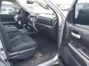 ✅ 2015 Toyota Tundra SR • VIN: 5TFRM5F18FX093942 • Lot: 42969303. Wystawiony na IAAI z przebiegiem 211 396 mil. Bezpłatny archiwum sprzedaży aukcyjnych z USA i szczegółowy raport historii pojazdu na DreamBid. Zdjęcie 5.