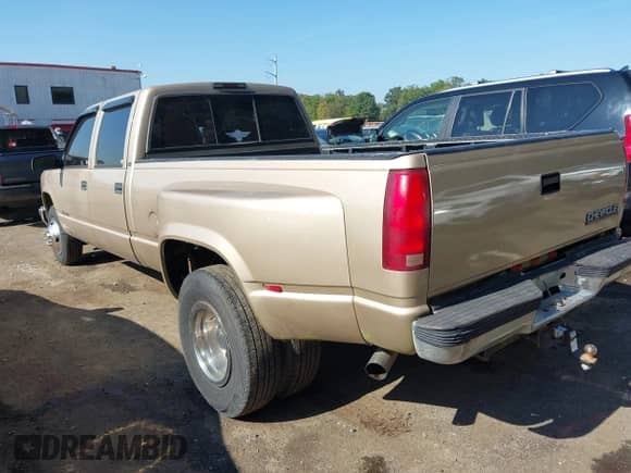 1998 Chevrolet Silverado 3500 с VIN 1GCHC33J9WF022102, выставлен на аукционе IAAI как лот 43267780 с пробегом 243 172 миль миль и . История ставок и продаж доступна на DreamBid. Изображение 3.