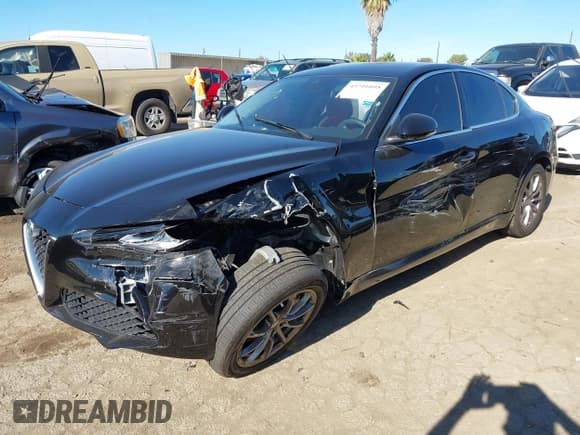 ✅ 2020 Alfa Romeo Giulia • VIN: ZARFAMAN0L7636282 • Lot: 43791095. Listed on IAAI with 34,592 mi. Free auction sales archive from the USA and detailed vehicle history report at DreamBid. Image 2.