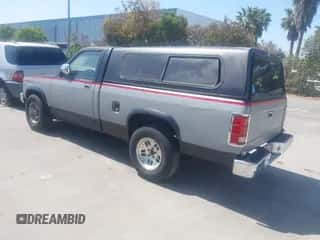 1988 Dodge Dakota z VIN 1B7GN14X0JS704704, wystawiony jako IAAI lot #42213218 z przebiegiem 164 291 mil mil oraz . Historia ofert i sprzedaży dostępna na DreamBid. Obrazek 3.