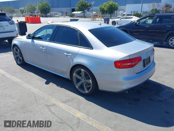 ✅ 2015 Audi A4 Premium Plus • VIN: WAUFFAFL3FN034099 • Lot: 43255512. Wystawiony na IAAI z przebiegiem 165 517 mil. Bezpłatny archiwum sprzedaży aukcyjnych z USA i szczegółowy raport historii pojazdu na DreamBid. Zdjęcie 3.