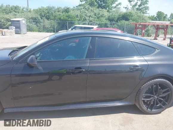 ✅ 2017 Audi RS 7 • VIN: WUAWRAFCXHN901949 • Lot: 42567569. Wystawiony na IAAI z przebiegiem 85 602 mil. Bezpłatny archiwum sprzedaży aukcyjnych z USA i szczegółowy raport historii pojazdu na DreamBid. Zdjęcie 15.