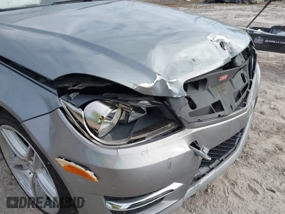 ✅ 2014 Mercedes-Benz C 250 Sport • VIN: WDDGF4HBXEG239554 • Lot: 40985936. Wystawiony na IAAI z przebiegiem 182 701 mil. Bezpłatny archiwum sprzedaży aukcyjnych z USA i szczegółowy raport historii pojazdu na DreamBid. Zdjęcie 6.