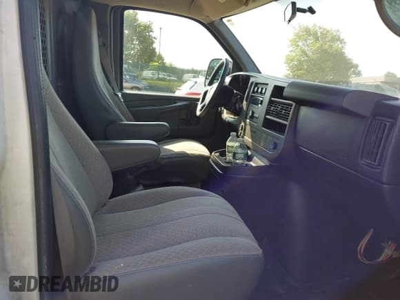 ✅ 2011 Chevrolet Express Cargo • VIN: 1GCSGAFX6B1123684 • Lot: 42796997. Wystawiony na IAAI z przebiegiem 162 445 mil. Bezpłatny archiwum sprzedaży aukcyjnych z USA i szczegółowy raport historii pojazdu na DreamBid. Zdjęcie 5.