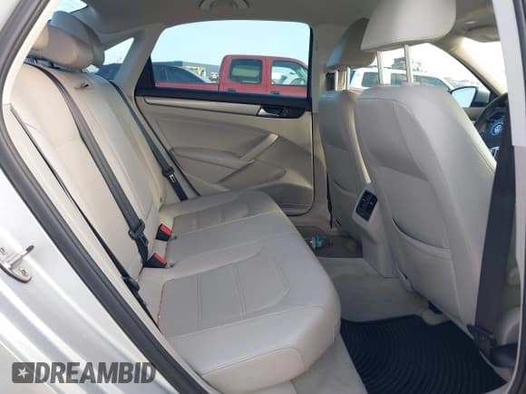 ✅ 2015 Volkswagen Passat SE • VIN: 1VWBS7A37FC019833 • Lot: 42305402. Wystawiony na IAAI z przebiegiem 202 438 mil. Bezpłatny archiwum sprzedaży aukcyjnych z USA i szczegółowy raport historii pojazdu na DreamBid. Zdjęcie 8.