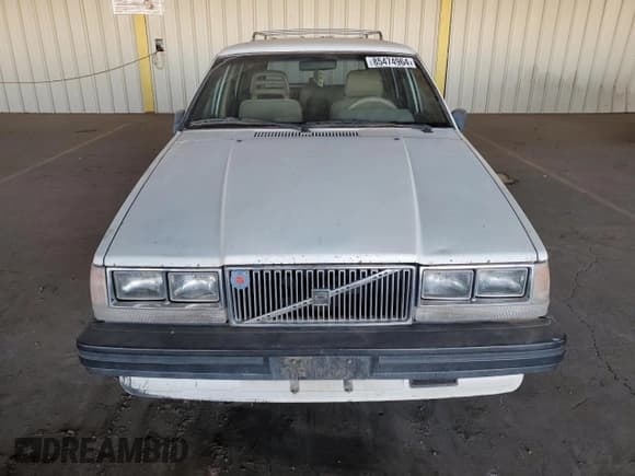 ✅ 1986 Volvo 740 • VIN: YV1FX8855G1054655 • Lot: 85474964. Wystawiony na Copart z przebiegiem 613 550 mil. Bezpłatny archiwum sprzedaży aukcyjnych z USA i szczegółowy raport historii pojazdu na DreamBid. Zdjęcie 5.