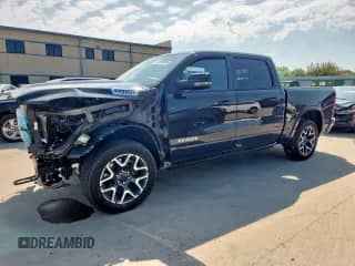 2025 Ram 1500 Laramie z VIN 1C6SRFJP7SN546093, wystawiony jako Copart lot #68818935 z przebiegiem 27 717 mil mil oraz Szkoda całkowita • Salvage title. Historia ofert i sprzedaży dostępna na DreamBid. Obrazek 1.