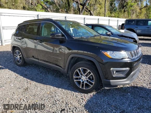 ✅ 2019 Jeep Compass Latitude • VIN: 3C4NJCBBXKT677551 • Lot: 48625185. Wystawiony na Copart z przebiegiem 137 951 mil. Bezpłatny archiwum sprzedaży aukcyjnych z USA i szczegółowy raport historii pojazdu na DreamBid. Zdjęcie 4.
