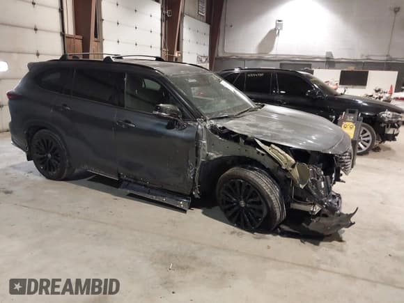 ✅ 2024 Toyota Highlander LE • VIN: 5TDKDRBH2RS528556 • Лот: 41428628. Опубликован ранее на IAAI с пробегом 12 935 миль. Бесплатный доступ к архиву аукционных продаж из США и подробный отчёт об истории автомобиля на DreamBid. Изображение 1.