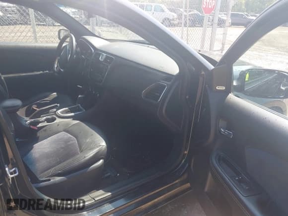 ✅ 2011 Chrysler 200 S • VIN: 1C3BC8FG3BN613940 • Lot: 42688458. Wystawiony na IAAI z przebiegiem 178 824 mil. Bezpłatny archiwum sprzedaży aukcyjnych z USA i szczegółowy raport historii pojazdu na DreamBid. Zdjęcie 5.