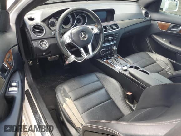 ✅ 2015 Mercedes-Benz C 250 • VIN: WDDGJ4HBXFG369267 • Lot: 91002895. Wystawiony na Copart z przebiegiem 127 192 mil. Bezpłatny archiwum sprzedaży aukcyjnych z USA i szczegółowy raport historii pojazdu na DreamBid. Zdjęcie 8.