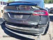 ✅ 2016 Tesla Model X 70D • VIN: 5YJXCBE26GF005047 • Lot: 43414028. Wystawiony na IAAI z przebiegiem 72 556 mil. Bezpłatny archiwum sprzedaży aukcyjnych z USA i szczegółowy raport historii pojazdu na DreamBid. Zdjęcie 6.