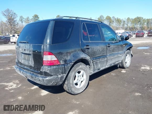 ✅ 2000 Mercedes-Benz M 320/430/500 • VIN: 4JGAB54E5YA172706 • Lot: 41652197. Listed on IAAI with 221,907 mi. Free auction sales archive from the USA and detailed vehicle history report at DreamBid. Image 4.