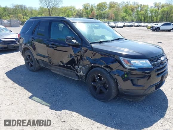 ✅ 2019 Ford Explorer • VIN: 1FM5K7B81KGA18444 • Lot: 42129221. Wystawiony na IAAI z przebiegiem 121 268 mil. Bezpłatny archiwum sprzedaży aukcyjnych z USA i szczegółowy raport historii pojazdu na DreamBid. Zdjęcie 1.