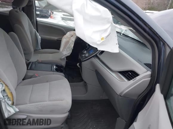 ✅ 2020 Toyota Sienna LE • VIN: 5TDKZ3DCXLS024652 • Lot: 43909047. Wystawiony na IAAI z przebiegiem 32 100 mil. Bezpłatny archiwum sprzedaży aukcyjnych z USA i szczegółowy raport historii pojazdu na DreamBid. Zdjęcie 5.