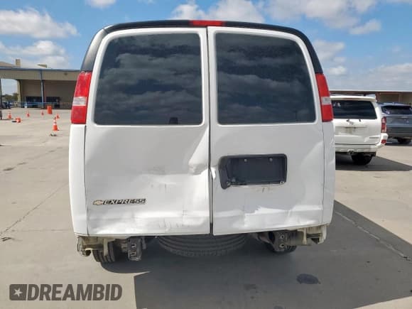 ✅ 2021 Chevrolet Express Cargo • VIN: 1GCWGAFP1M1308052 • Lot: 81656165. Wystawiony na Copart z przebiegiem 90 054 mil. Bezpłatny archiwum sprzedaży aukcyjnych z USA i szczegółowy raport historii pojazdu na DreamBid. Zdjęcie 6.