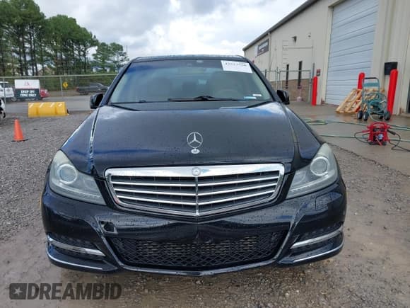 ✅ 2013 Mercedes-Benz C 250 Sport • VIN: WDDGF4HB1DA775813 • Lot: 43523558. Wystawiony na IAAI z przebiegiem Nie podano. Bezpłatny archiwum sprzedaży aukcyjnych z USA i szczegółowy raport historii pojazdu na DreamBid. Zdjęcie 6.