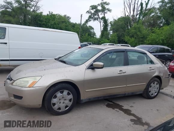 ✅ 2003 Honda Accord LX • VIN: 1HGCM66363A062623 • Lot: 42437853. Listed on IAAI with 264,727 mi. Free auction sales archive from the USA and detailed vehicle history report at DreamBid. Image 14.