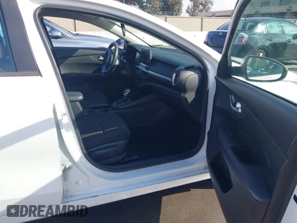 ✅ 2019 Kia Forte LXS • VIN: 3KPF24AD4KE093418 • Lot: 43780658. Wystawiony na IAAI z przebiegiem 88 110 mil. Bezpłatny archiwum sprzedaży aukcyjnych z USA i szczegółowy raport historii pojazdu na DreamBid. Zdjęcie 5.