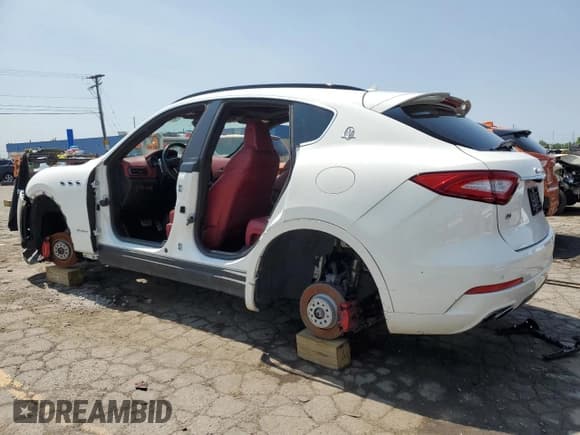 ✅ 2018 Maserati Levante GranSport • VIN: ZN661XUSXJX259582 • Лот: 56030025. Опубликован ранее на Copart с пробегом Не указан. Бесплатный доступ к архиву аукционных продаж из США и подробный отчёт об истории автомобиля на DreamBid. Изображение 2.