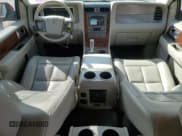 ✅ 2013 Lincoln Navigator • VIN: 5LMJJ2H59DEL05978 • Lot: 82523135. Wystawiony na Copart z przebiegiem 88 356 mil. Bezpłatny archiwum sprzedaży aukcyjnych z USA i szczegółowy raport historii pojazdu na DreamBid. Zdjęcie 8.