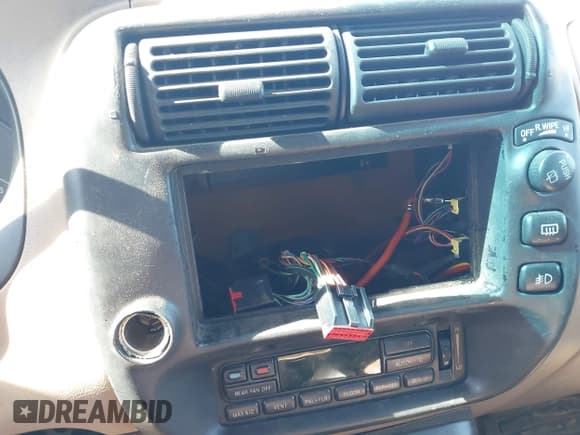 ✅ 2000 Ford Explorer • VIN: 1FMZU64P1YUB62533 • Лот: 42349842. Опубликован ранее на IAAI с пробегом 313 734 миль. Бесплатный доступ к архиву аукционных продаж из США и подробный отчёт об истории автомобиля на DreamBid. Изображение 16.